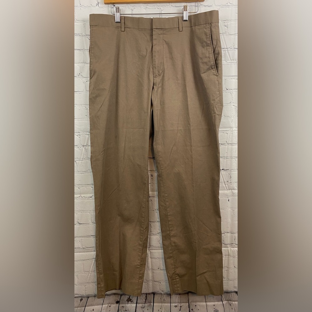 Banana Republic Mens 35/32 Classic Fit Khaki Chino Pants